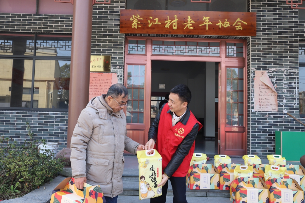 暖春意，敬老情-乐动官方端网页版-乐动(中国)多年坚持慰问孤寡老人
